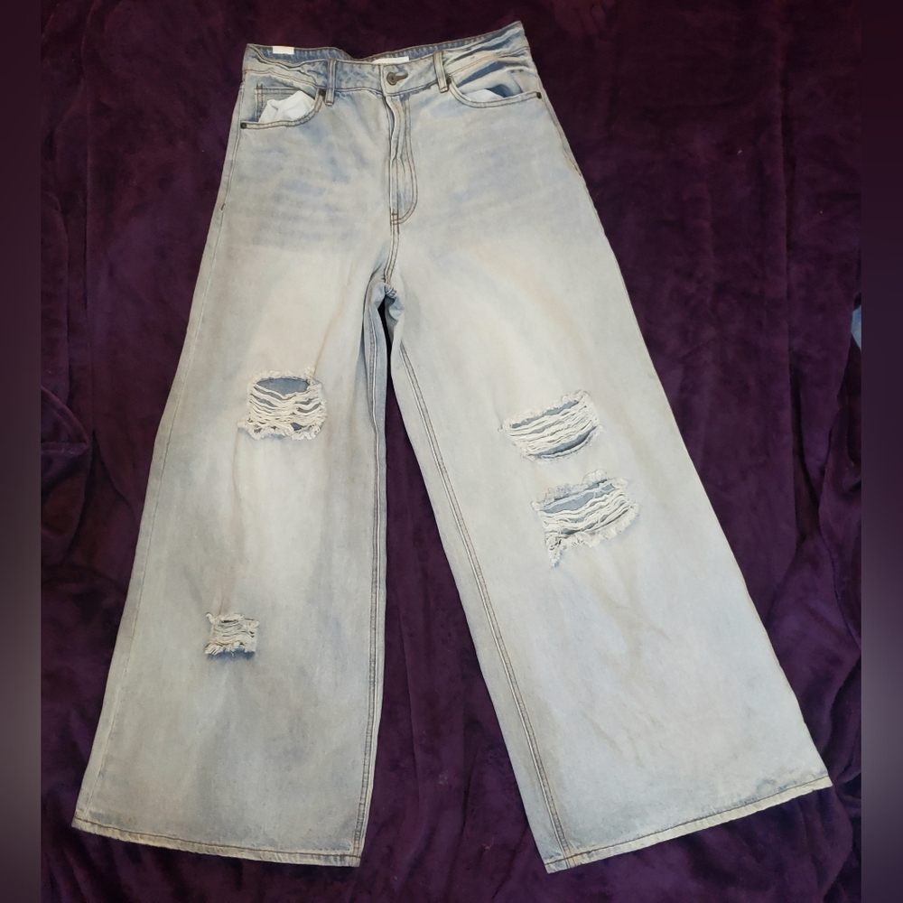 WOMANS ALMOST FAMOUS DISTRESSED LIGHT BLUE WIDE- LEG JEANS. SZ. 11